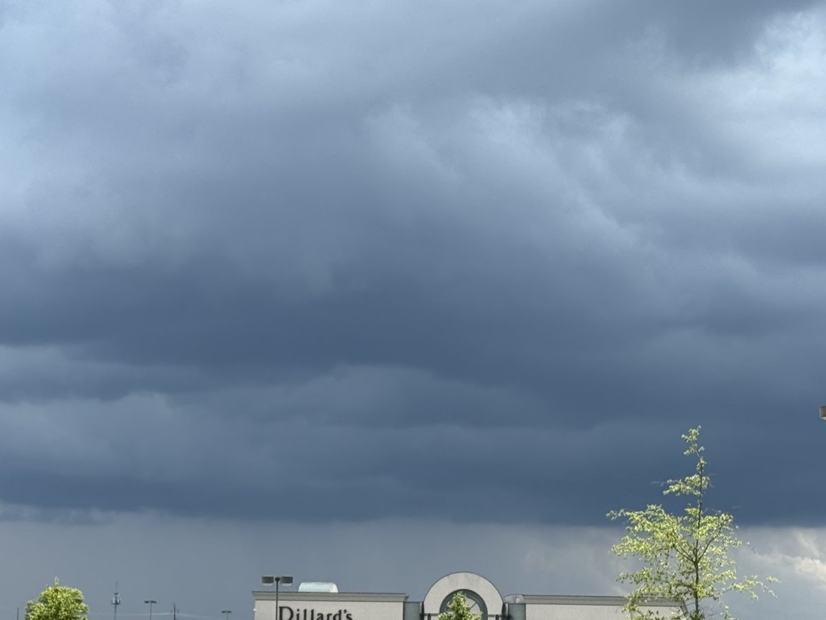 _JayConn's tweet image. Please. Here’s another one. Not quite a shelf cloud, but I’m trying. Take care