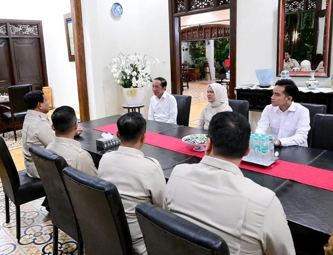 Aura kepemimpinan Gibran di foto ini dominan banget. Entah karena sedang di samping bapak dan ibunya atau gimana, saya gak tahu.

Tapi dari mimik wajah dan outfitnya kelihatan mas wapres PD banget duduk berhadapan dengan presiden Prabowo. Seperti harapan pendukungnya, mas Wapres