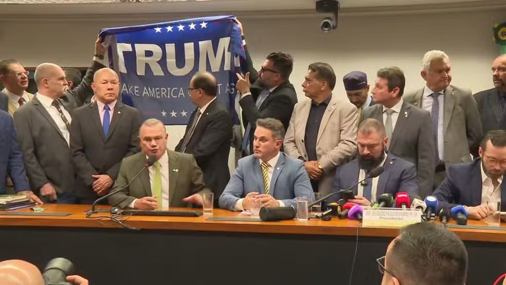 Esses são os deputados sem vergonha, TRAIDORES DA PÁTRIA que estendem faixa de apoio a Trump na Câmara🤬