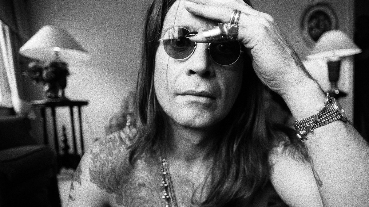 LampadaNerd's tweet photo. Aos 76 anos, nos despedimos hoje do Príncipe das Trevas.

O lendário Ozzy Osbourne faleceu nesta terça-feira (22). Segundo a família, Ozzy partiu cercado de amor.

Sua última apresentação aconteceu em 5 de julho de 2025, marcando sua despedida dos palcos e do Black Sabbath. https://t.co/7WXZIHzu7t