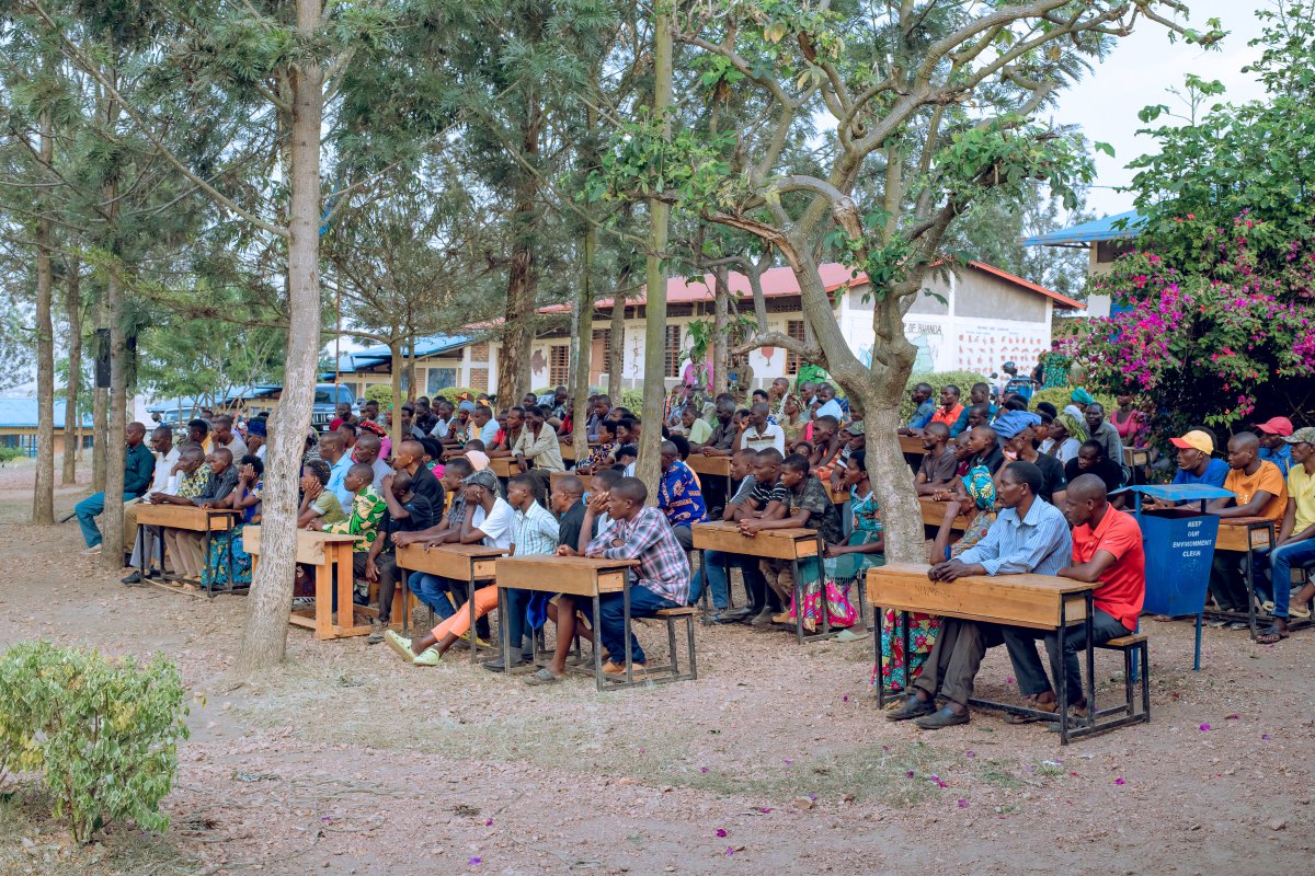 Nyagatare District (@nyagataredistr) on Twitter photo Mu Mirenge yose y'Akarere hateraniye inteko rusange. Umuyobozi w'Akarere <a href="/GasanaStephen2/">Stephen Gasana</a> ari kumwe n'Umuyobozi wa Polisi muri <a href="/RwandaEast/">𝐄𝐚𝐬𝐭𝐞𝐫𝐧 𝐏𝐫𝐨𝐯𝐢𝐧𝐜𝐞 | 𝐑𝐰𝐚𝐧𝐝𝐚</a> , ACP Innocent Kanyamihigo n’abandi bayobozi bifatanyije n'abaturage ba <a href="/KarangaziSector/">KARANGAZI SECTOR</a> mu nteko rusange yateraniye muri GS Shimwa Paul. Mu Mirenge yose y'Akarere hateraniye inteko rusange. Umuyobozi w'Akarere <a href="/GasanaStephen2/">Stephen Gasana</a> ari kumwe n'Umuyobozi wa Polisi muri <a href="/RwandaEast/">𝐄𝐚𝐬𝐭𝐞𝐫𝐧 𝐏𝐫𝐨𝐯𝐢𝐧𝐜𝐞 | 𝐑𝐰𝐚𝐧𝐝𝐚</a> , ACP Innocent Kanyamihigo n’abandi bayobozi bifatanyije n'abaturage ba <a href="/KarangaziSector/">KARANGAZI SECTOR</a> mu nteko rusange yateraniye muri GS Shimwa Paul.
