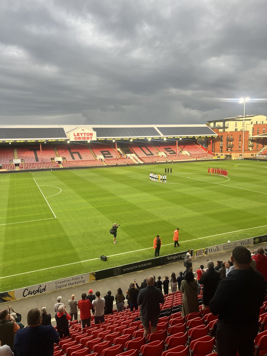 OrientHub's tweet image. A minutes applause for Justin Edinburgh before kick off @leytonorientfc @JE3Foundation #LOFC