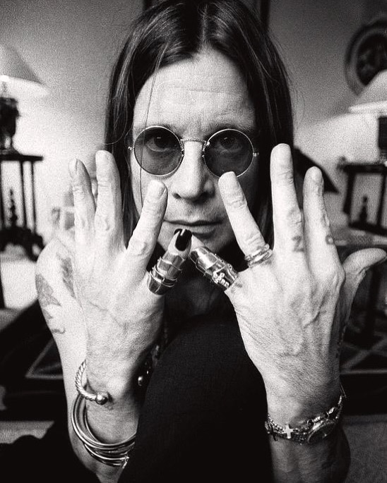 Se reportó el fallecimiento de Ozzy Osbourne a la edad de 76 años, descanse en paz. 🕊️
