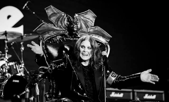 Ratita_Bebe's tweet image. El Príncipe de las Tinieblas ha dejado este plano, pero el mundo siempre recordará su aporte a la música, al entretenimiento y a los mitos que rodean el Rock.
En paz descanse el gran Ozzy Osbourne, ahora ya estás en casa.