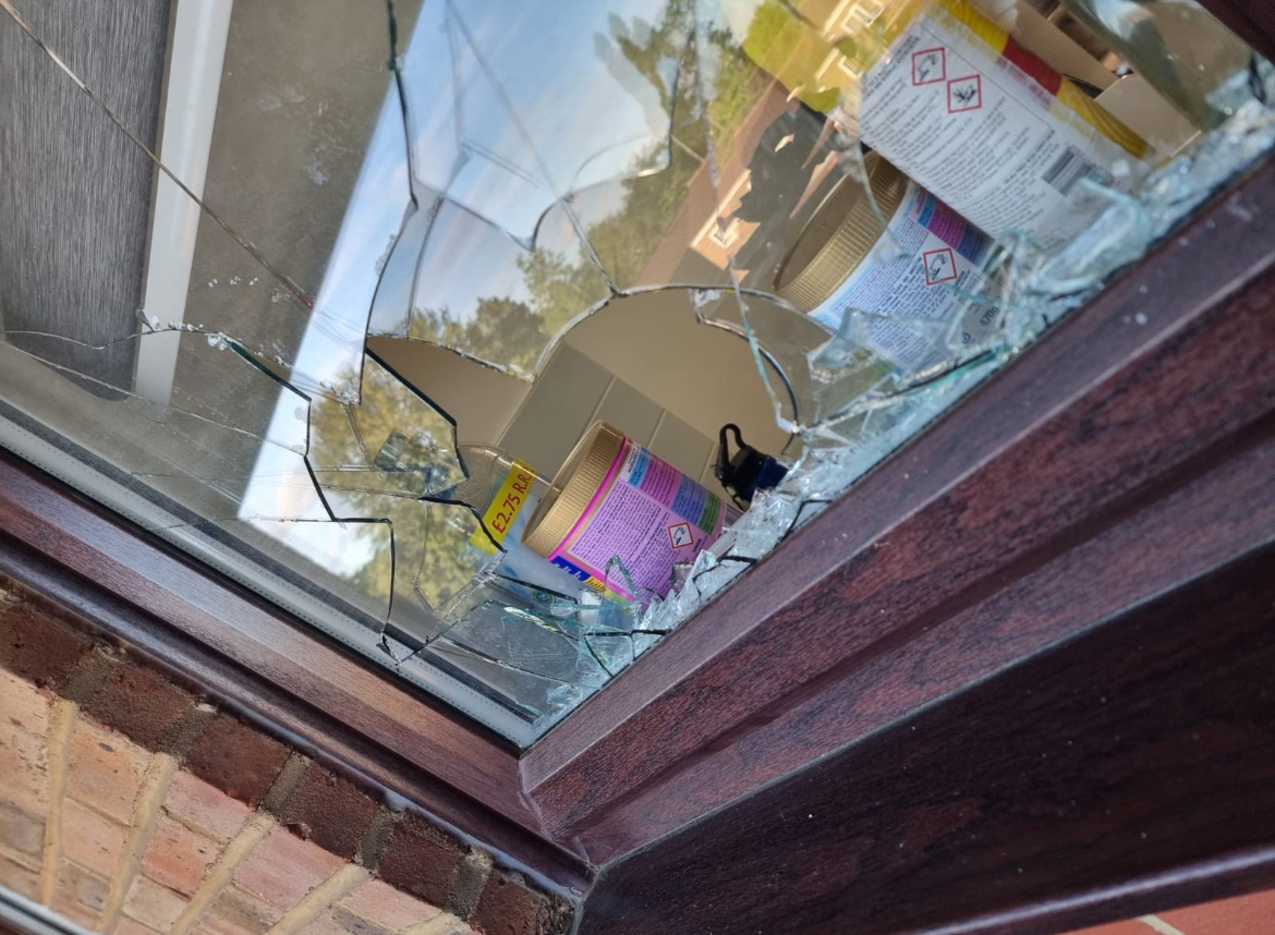 MPSGreenwich's tweet image. 🚨 On 20 July, officers in Woolwich spotted a man running after a nearby assault. He was stopped with £4k in cash and later tried to flee—but didn’t get far. A search of his home found heroin, weapons & luxury goods. He’s now charged and remanded. More to follow. #GreenwichPolice