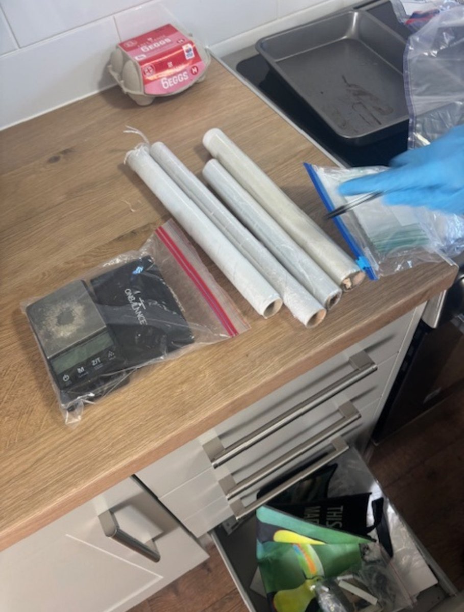 MPSGreenwich's tweet image. 🚨 On 20 July, officers in Woolwich spotted a man running after a nearby assault. He was stopped with £4k in cash and later tried to flee—but didn’t get far. A search of his home found heroin, weapons & luxury goods. He’s now charged and remanded. More to follow. #GreenwichPolice