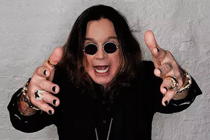 Karanlıklar Prensi Ozzy Osbourne, 76 yaşında aramızdan ayrıldı.

Efsanevi sanatçı, en son, bu ay başlarında memleketleri Birmingham’da, Villa Park Stadyumu’nda gerçekleşen Black Sabbath’ın veda konserinde sahneye çıkmıştı.