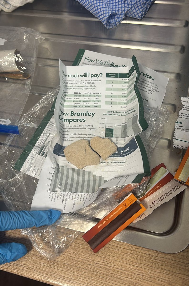 MPSGreenwich's tweet image. 🚨 On 20 July, officers in Woolwich spotted a man running after a nearby assault. He was stopped with £4k in cash and later tried to flee—but didn’t get far. A search of his home found heroin, weapons & luxury goods. He’s now charged and remanded. More to follow. #GreenwichPolice