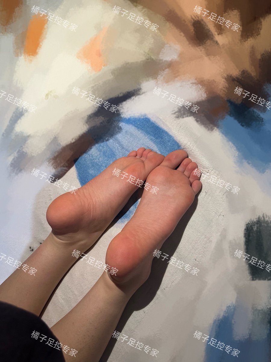 jackchen770's tweet photo. 嫩妹玉足红润脚底。同框展示，玉足��足。又是一个白皮。 https://t.co/EoICUof5pQ