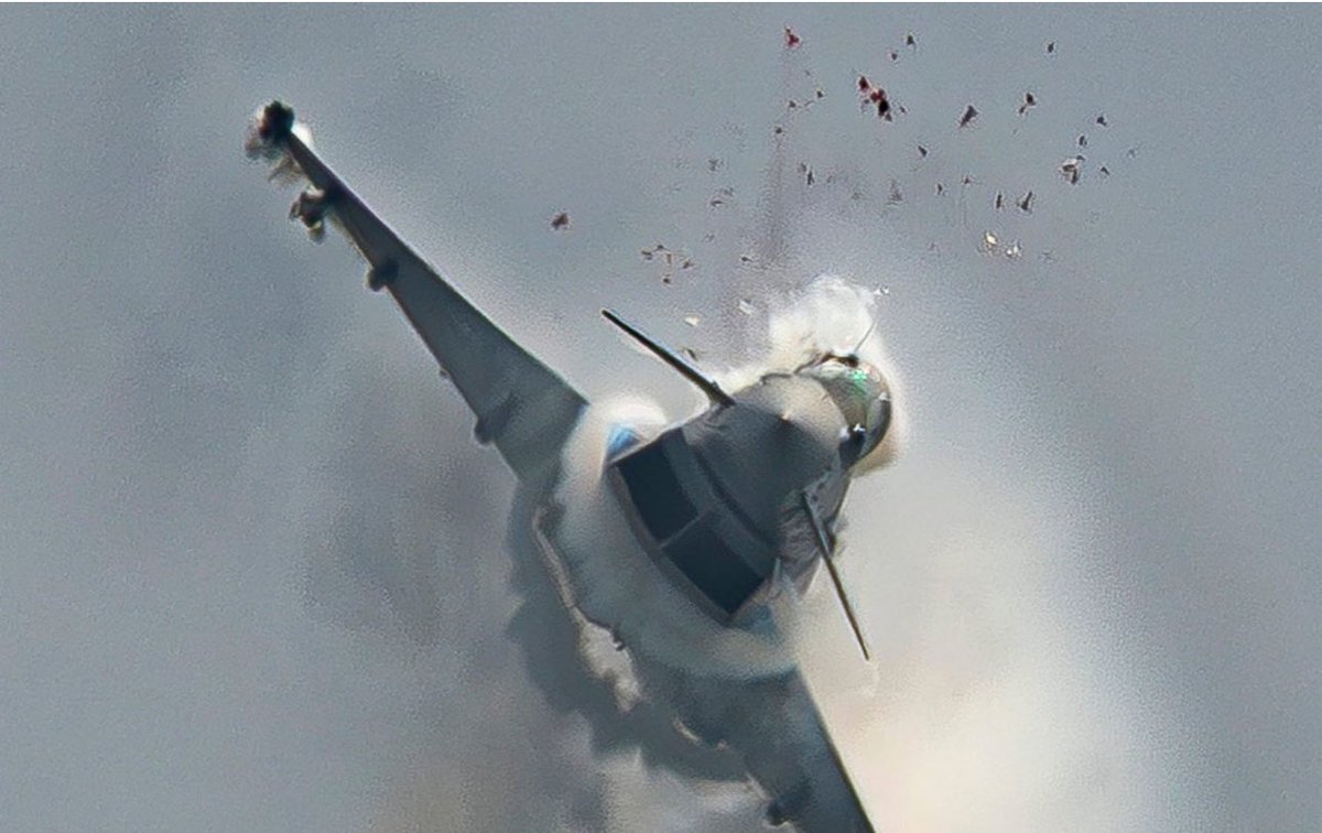 exRAF_Al's tweet image. &lt;&lt;The moment a gull collided with a Spanish fighter jet and smashed through its cockpit has been captured in an extraordinary photograph.&gt;&gt;
telegraph.co.uk/world-news/202…