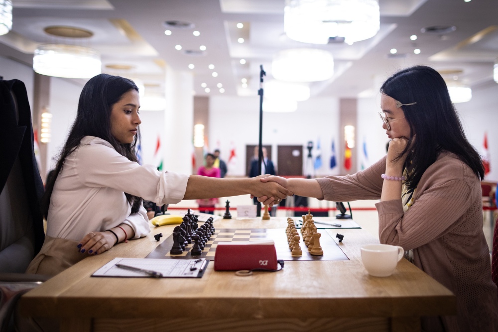 FIDE_chess's tweet image. ♟ FIDE Women’s World Cup Round 6 Game 1: Two solid draws in the semifinals
This afternoon, the first games of the two-game matches were played – and both encounters ended in hard-fought draws, leaving everything to be decided in tomorrow’s second game.
🇨🇳 Lei Tingjie ½–½ Humpy…