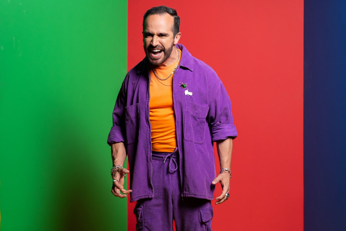LaCasaFamososMx's tweet image. ¡Promete risas y mucho CAOS! 😂💥 @elguana7 llega con más chistes que maletas a
#LaCasaDeLosFamososMX 🏠
Gran estreno este domingo, 8:30 p.m.
@Canal_Estrellas @MiCanal5 y @VIX 24/7
#DoceavoRevelado