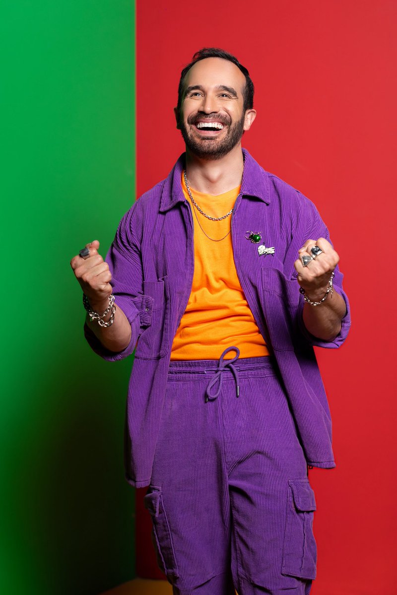 LaCasaFamososMx's tweet image. ¡Promete risas y mucho CAOS! 😂💥 @elguana7 llega con más chistes que maletas a
#LaCasaDeLosFamososMX 🏠
Gran estreno este domingo, 8:30 p.m.
@Canal_Estrellas @MiCanal5 y @VIX 24/7
#DoceavoRevelado