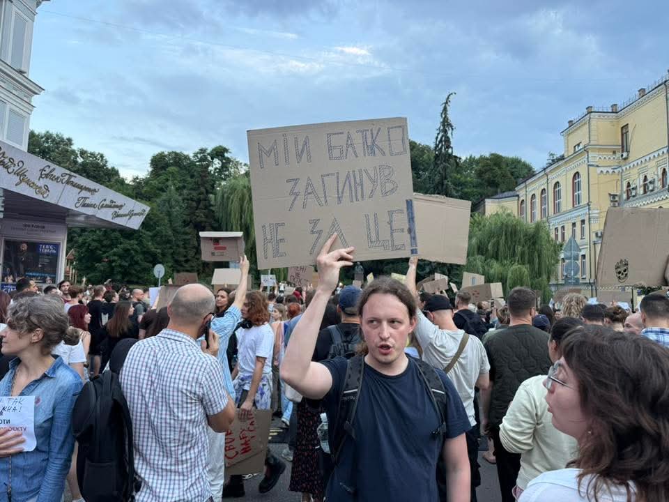 Novynarnia's tweet image. У Києві та інших містах України – протести проти ухваленого Радою законопроєкту, що нівелює незалежність НАБУ та САП. ФОТО, ВІДЕО
novynarnia.com/2025/07/22/u-n…