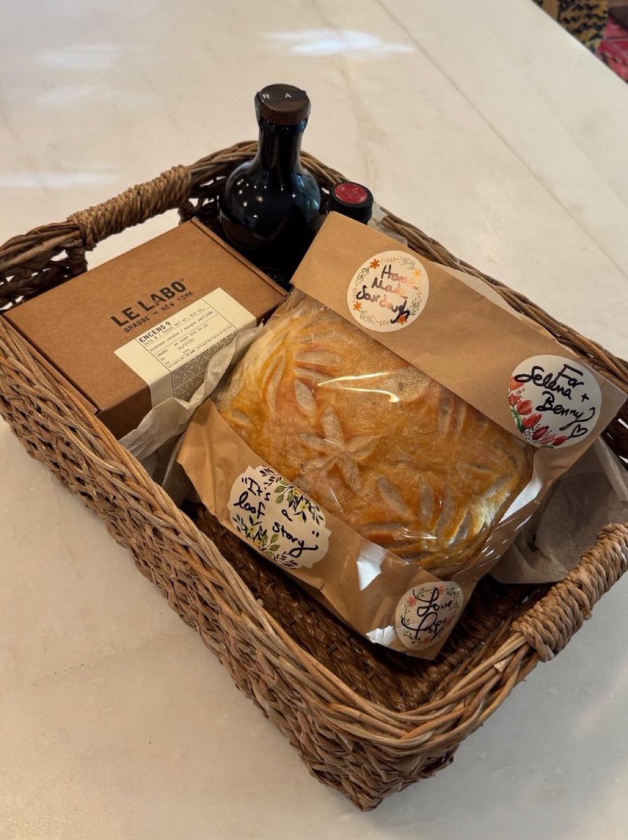 🚨| Taylor Swift sent Selena Gomez and Benny Blanco a gift basket with homemade sourdough and a Le Labo Encens 9 candle!

—with a note that said: “It’s a Loaf story.”