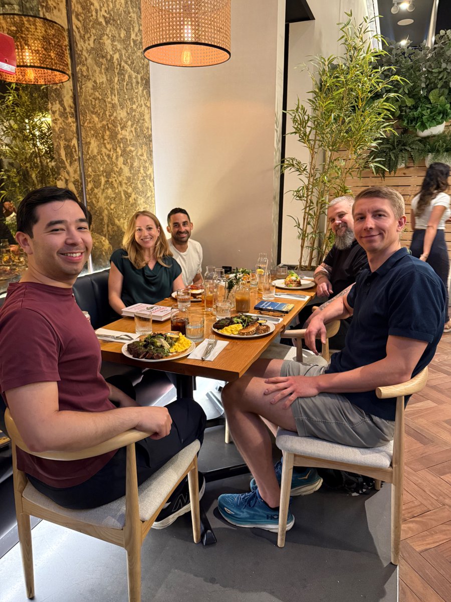 AlexAndBooks_'s tweet image. Great author lunch with:
-Tessa West (“Job Therapy”)
-Rob Henderson (“Troubled”)
-Dave Tarnowski (“Disappointing Affirmations”)
-Jonathan Goodman (“The Obvious Choice”)