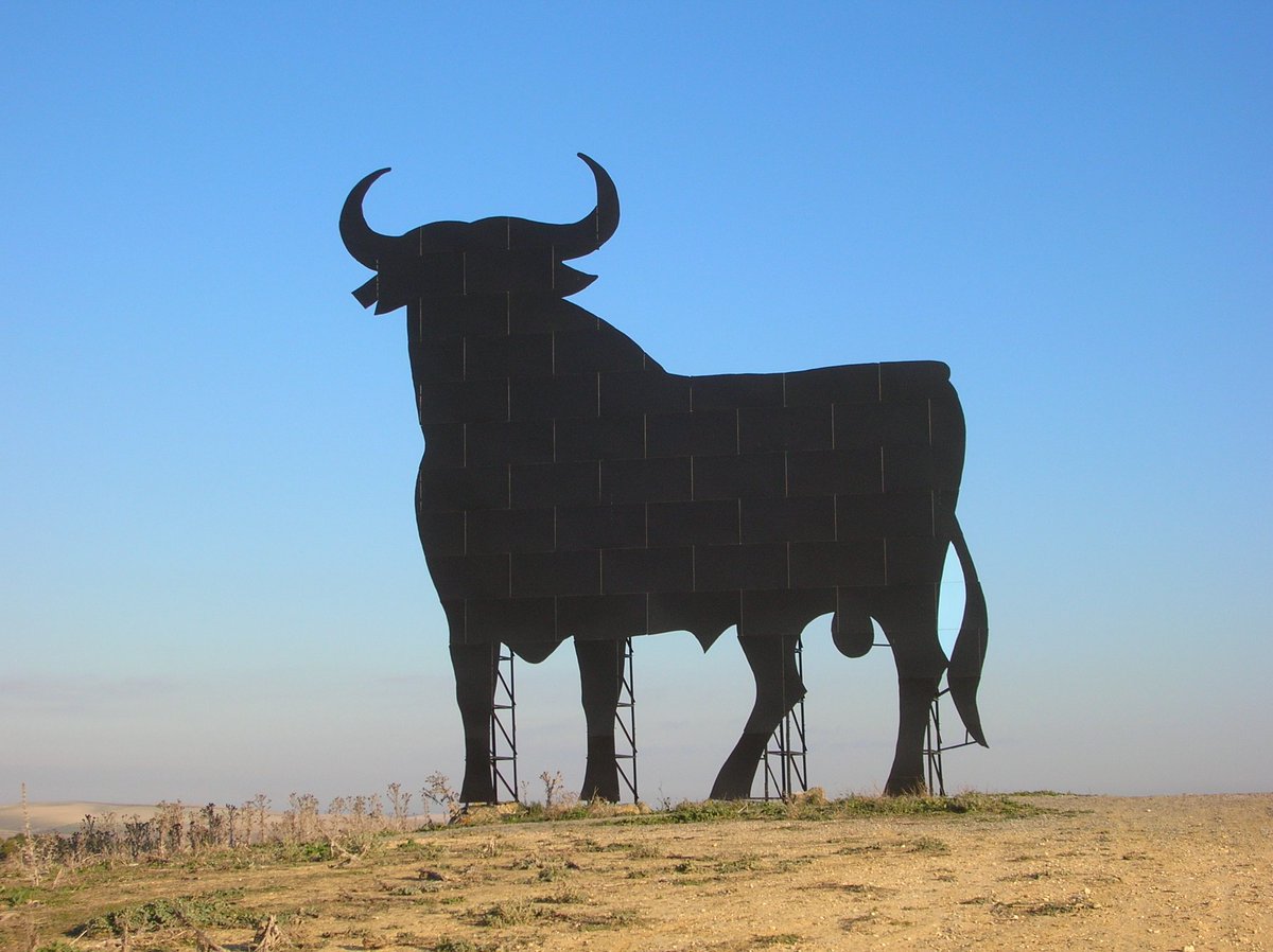diostuitero's tweet image. Los toros de Osborne lucirán a media asta en señal de luto por Ozzy.