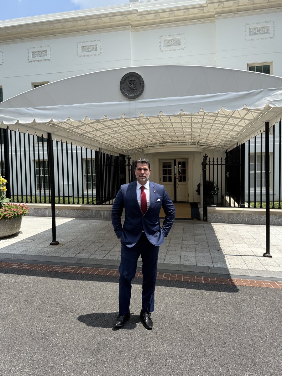 EVerastegui's tweet image. México y Estados Unidos comparten más que una frontera: comparten un destino.
Y en ese destino, no hay lugar para el crimen que más hiere el alma humana:
el tráfico de niños.
Ha llegado la hora de trabajar juntos, como verdaderos hermanos, para erradicar este mal de raíz.
Con…