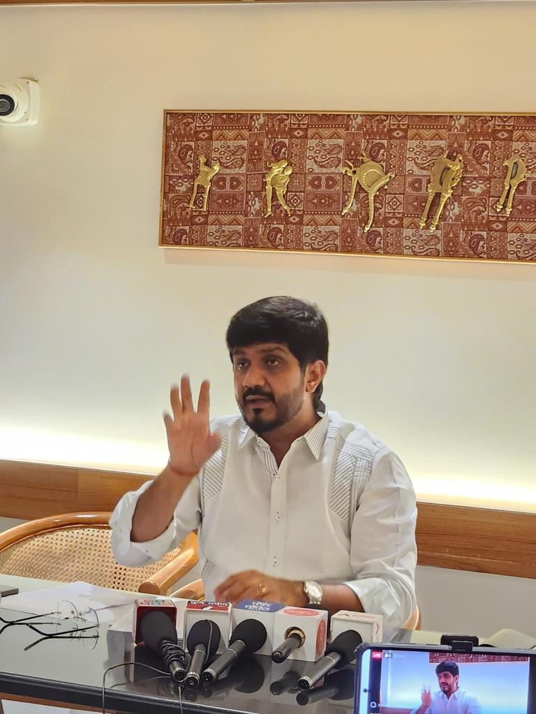 SidShirole's tweet image. 📌पत्रकार परिषद..!

महाराष्ट्र विधिमंडळाच्या पावसाळी अधिवेशनादरम्यान, आपल्या छत्रपती शिवाजीनगर मतदारसंघातील विविध प्रश्नांना न्याय देण्यासाठी प्रामाणिक प्रयत्न केला.

लक्षवेधी सूचना आणि औचित्याच्या मुद्द्यांमार्फत मतदारसंघातील महत्त्वाच्या प्रश्नांची विधिमंडळात ठामपणे मांडणी…