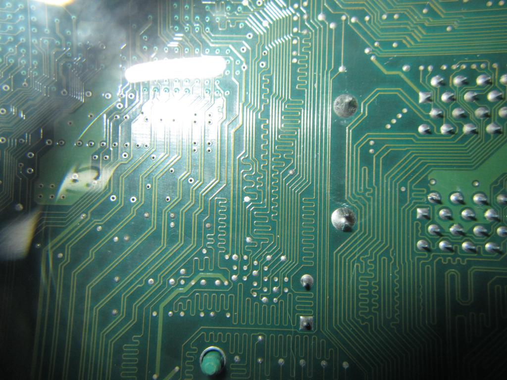 intlinux's tweet image. Squiggly traces on motherboards exist for one reason: badassery. Trace impedance _might_ have something to do with it, but that’s just a pleasant accidental side effect.