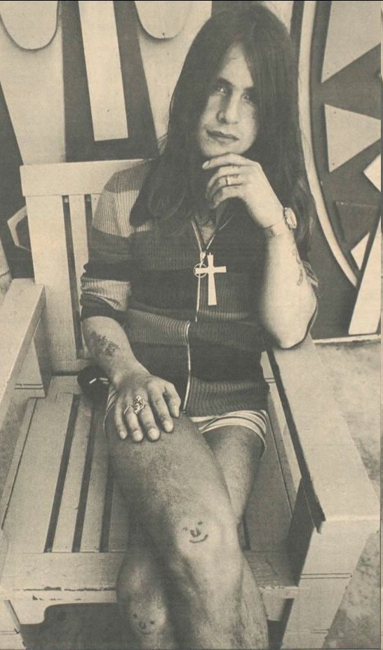 joaoeigen's tweet image. RIP, Ozzy.
Lembro-me de ter lido na biografia do Ozzy o motivo de ele ter tatuado esses rostinhos felizes nos joelhos: ele não queria se sentir sozinho enquanto cagava.
Sempre rio quando me lembro disso, que figura. Ouvirei Paranoid e Sabbath Bloody Sabbath hoje em sua…