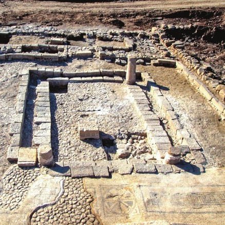 cdnusboy's tweet image. I've been to Magdala, the home village of Mary Magdalene, twice now. The 1st C. synagogue of Magdala, and its mosaic floor, was recently discovered. As the Gospel tells us: "Jesus went throughout Galilee, teaching in their synagogues".
Jesus walked in this very place.