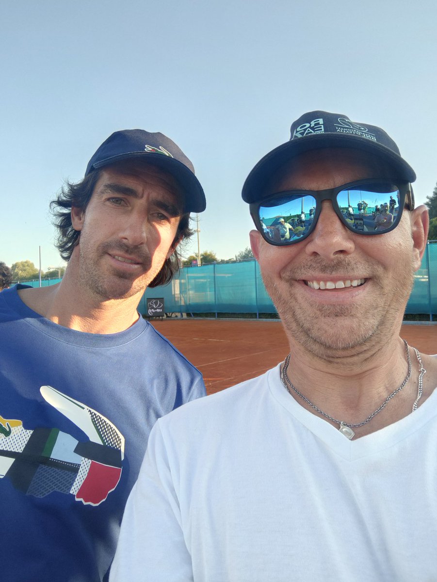 Pretty long practice session for Cerundolo a little while ago under the watchful gaze of coach Cuevas. Both were delighted to pose for pics afterwards...