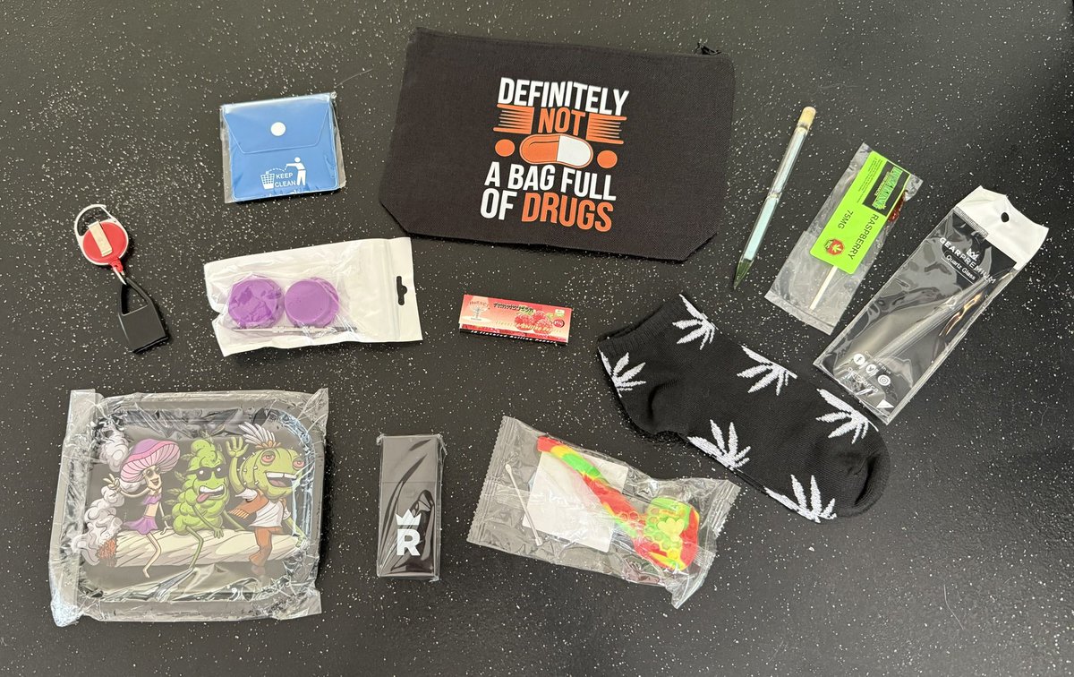 Stephjd420's tweet image. It’s time for another #420giveaway 

Due to the contents of this giveaway, it will only be open to 🇨🇦 and those over legal age in their Province/Territory 

1) pick a number between 1-4200
2) post your number pick within this post
3) please share with your homies 

And that’s it!…