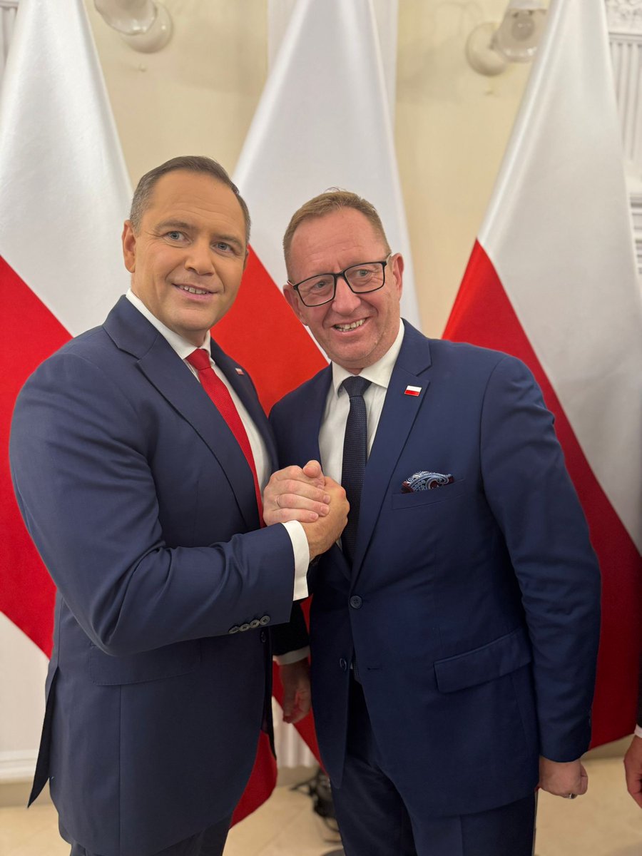 🇵🇱 Miałem dziś zaszczyt stanąć ramię w ramię z Prezydentem Elektem Rzeczypospolitej Polskiej, dr Karolem Nawrockim.
🇵🇱 To ważna chwila w moim życiu, ale też symbol nadziei, odpowiedzialności i dumy z bycia Polakiem.

🇵🇱 Wierzę, że przed nami czas mądrego przywództwa, które będzie