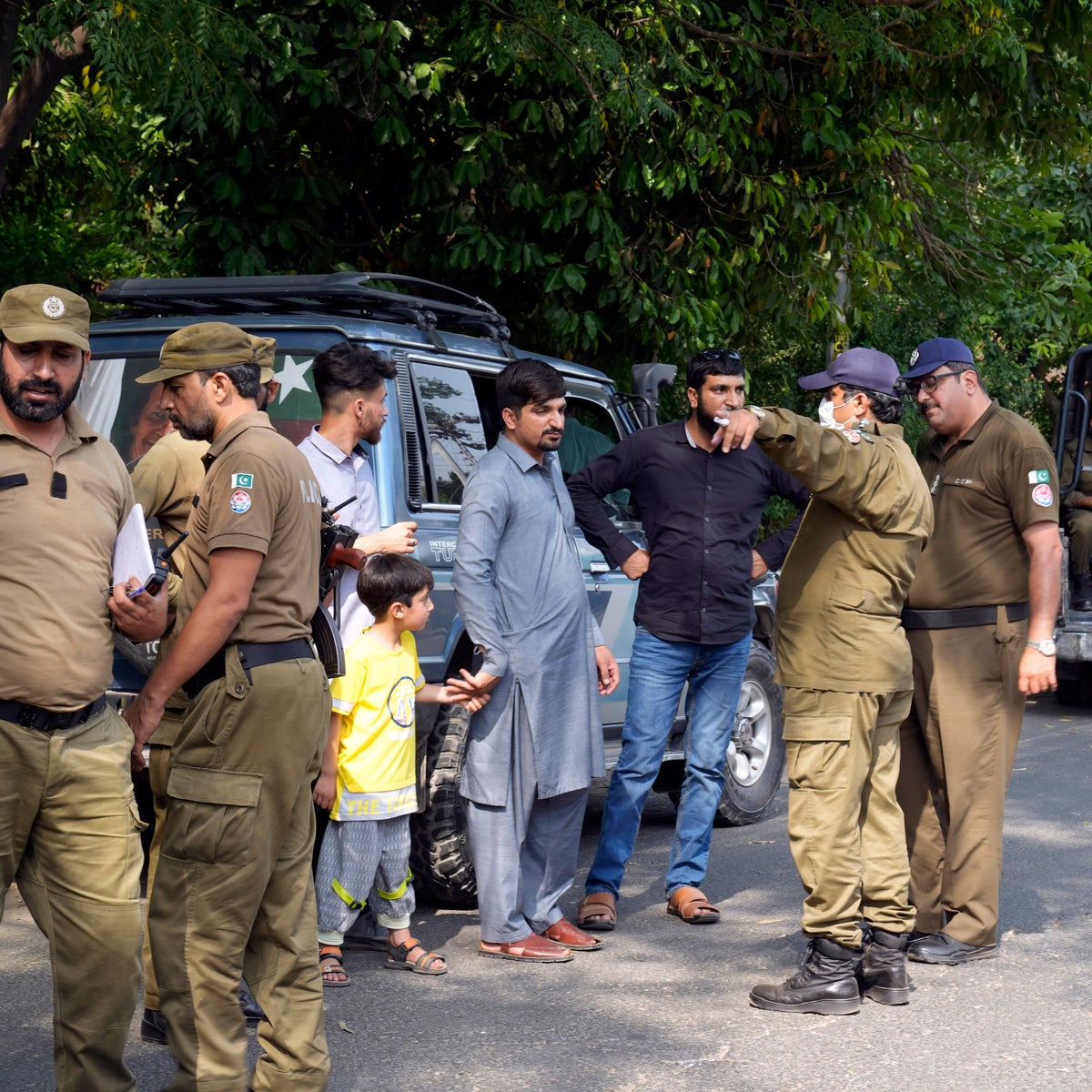 Justice4p1_p2's tweet image. Is there any Authority or office in Pakistan Government to watch police activity daily ! On a light day the are looting Afghan immigrants !!!!!! SHAME ON YOU