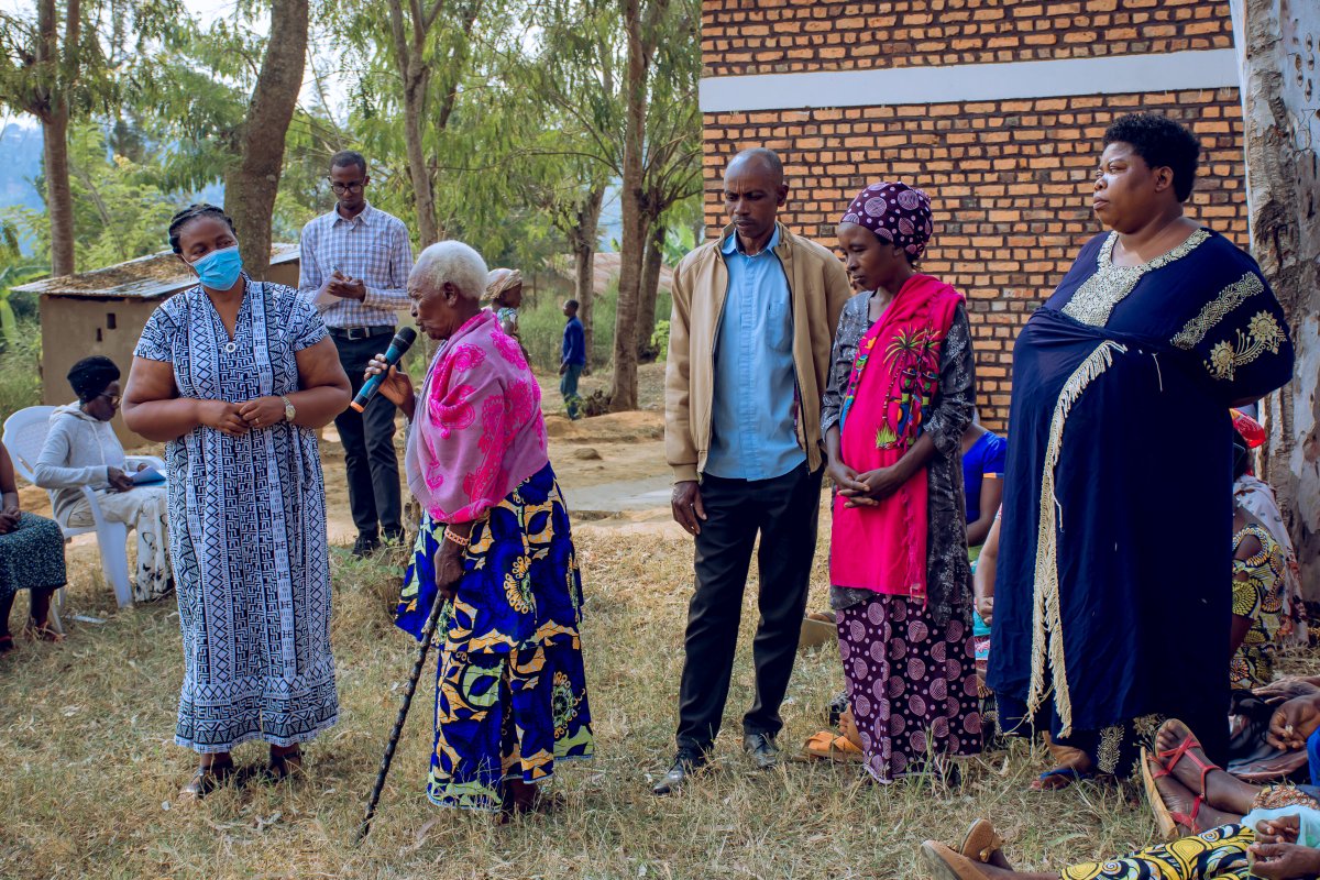 Abaturage bahawe umwanya babaza ibibazo bishakirwa ibisubizo ibindi bihabwa umurongo.