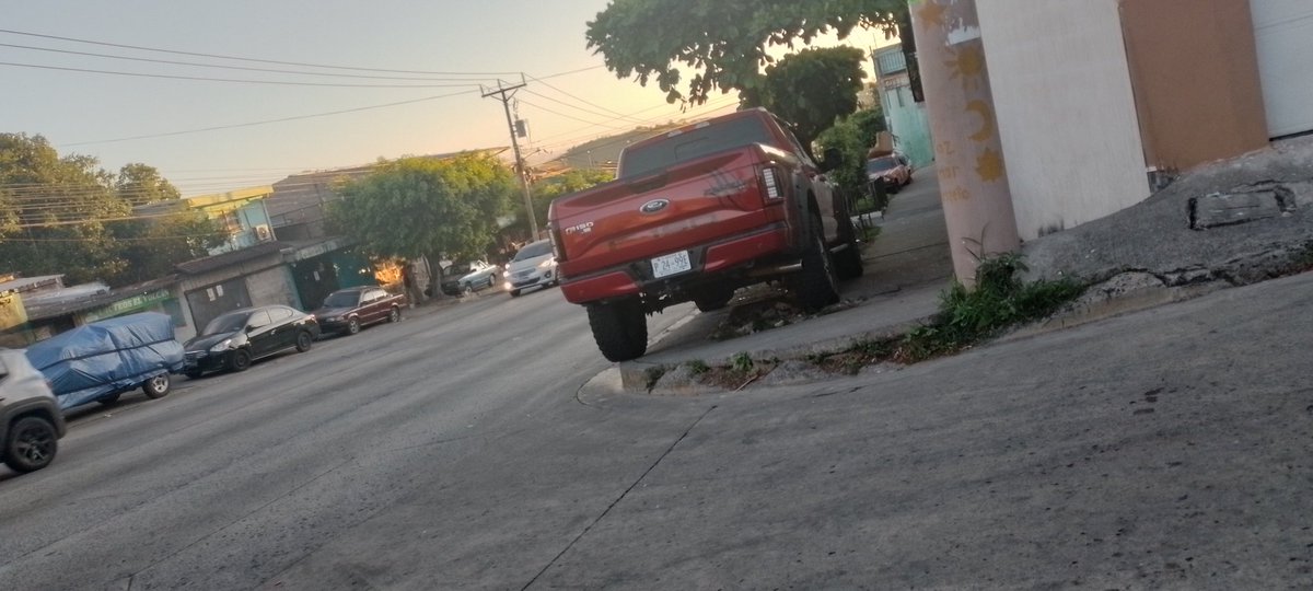 MayraSurio's tweet photo. @VMTElSalvador Yo tengo el caso que dos pick up (se quita uno y cae el otro) suben a la acera y ya la quebraron https://t.co/fhu2AydLZN