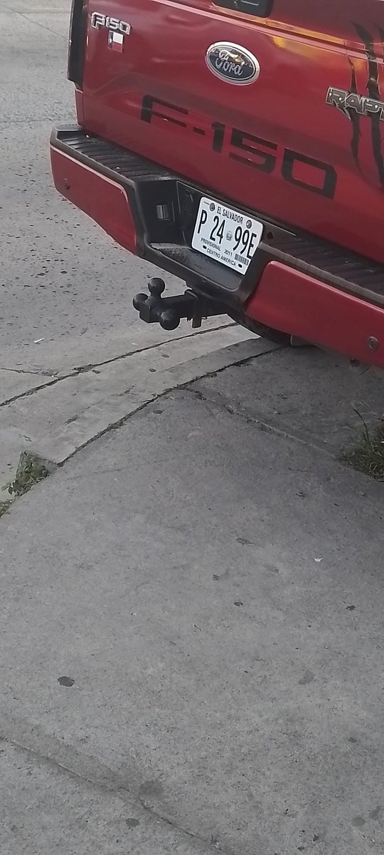 MayraSurio's tweet photo. @VMTElSalvador Yo tengo el caso que dos pick up (se quita uno y cae el otro) suben a la acera y ya la quebraron https://t.co/fhu2AydLZN