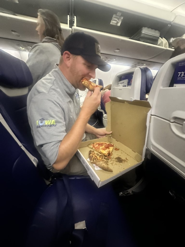 ChrisMWilliams's tweet image. Unreal. @mattvanwinkle brought a large pizza onto the plane. Smelling up the entire joint. Horrific etiquette.