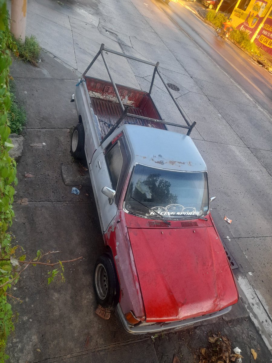 MayraSurio's tweet photo. @VMTElSalvador Yo tengo el caso que dos pick up (se quita uno y cae el otro) suben a la acera y ya la quebraron https://t.co/fhu2AydLZN