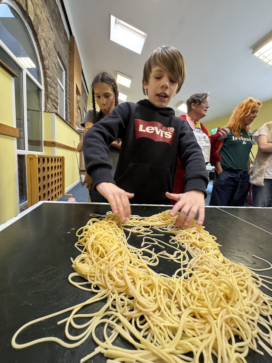 LeedsDYS's tweet image. We took part in a series of Taskmaster challenges this afternoon 😊 here our knights in training are creating a picture of Aslan out of spaghetti! 🍝😅
@ASCHC_COLLEGE @beckets_bkcat @StWilfridsCHS