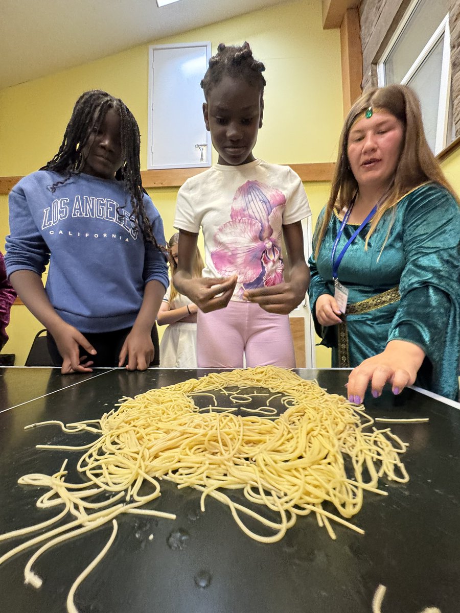 LeedsDYS's tweet image. We took part in a series of Taskmaster challenges this afternoon 😊 here our knights in training are creating a picture of Aslan out of spaghetti! 🍝😅
@ASCHC_COLLEGE @beckets_bkcat @StWilfridsCHS