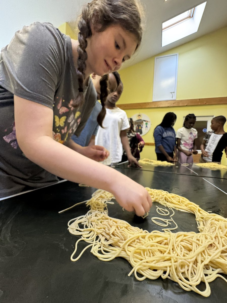 LeedsDYS's tweet image. We took part in a series of Taskmaster challenges this afternoon 😊 here our knights in training are creating a picture of Aslan out of spaghetti! 🍝😅
@ASCHC_COLLEGE @beckets_bkcat @StWilfridsCHS