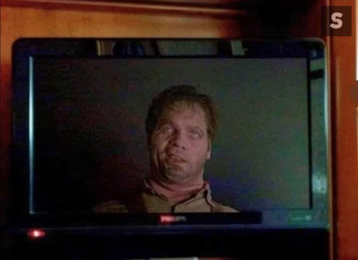 Terrormaniacos's tweet image. Cuando termina la película de terror y ves tu reflejo en el televisor.