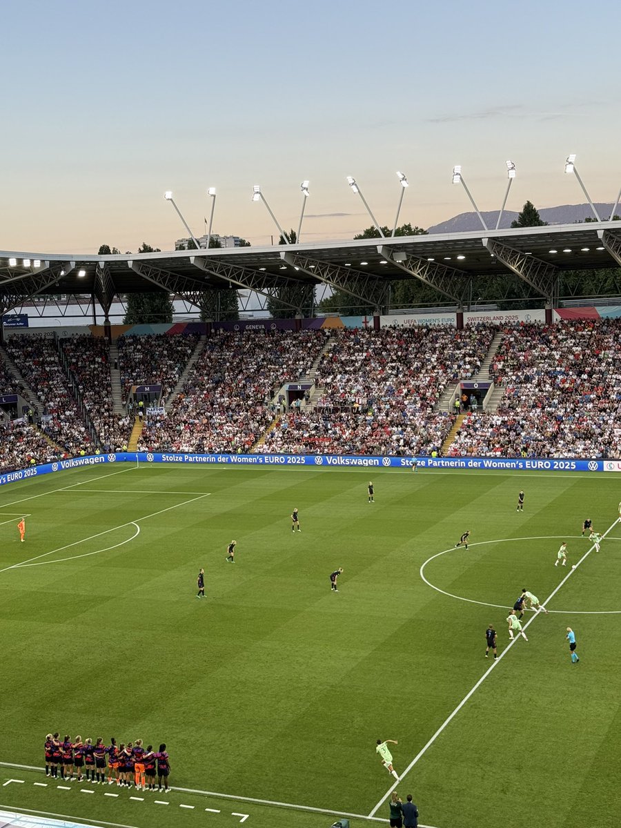 KathrynBatte's tweet image. England substitutes out to stand before kick-off along with the starting XI in solidarity with Jess Carter.