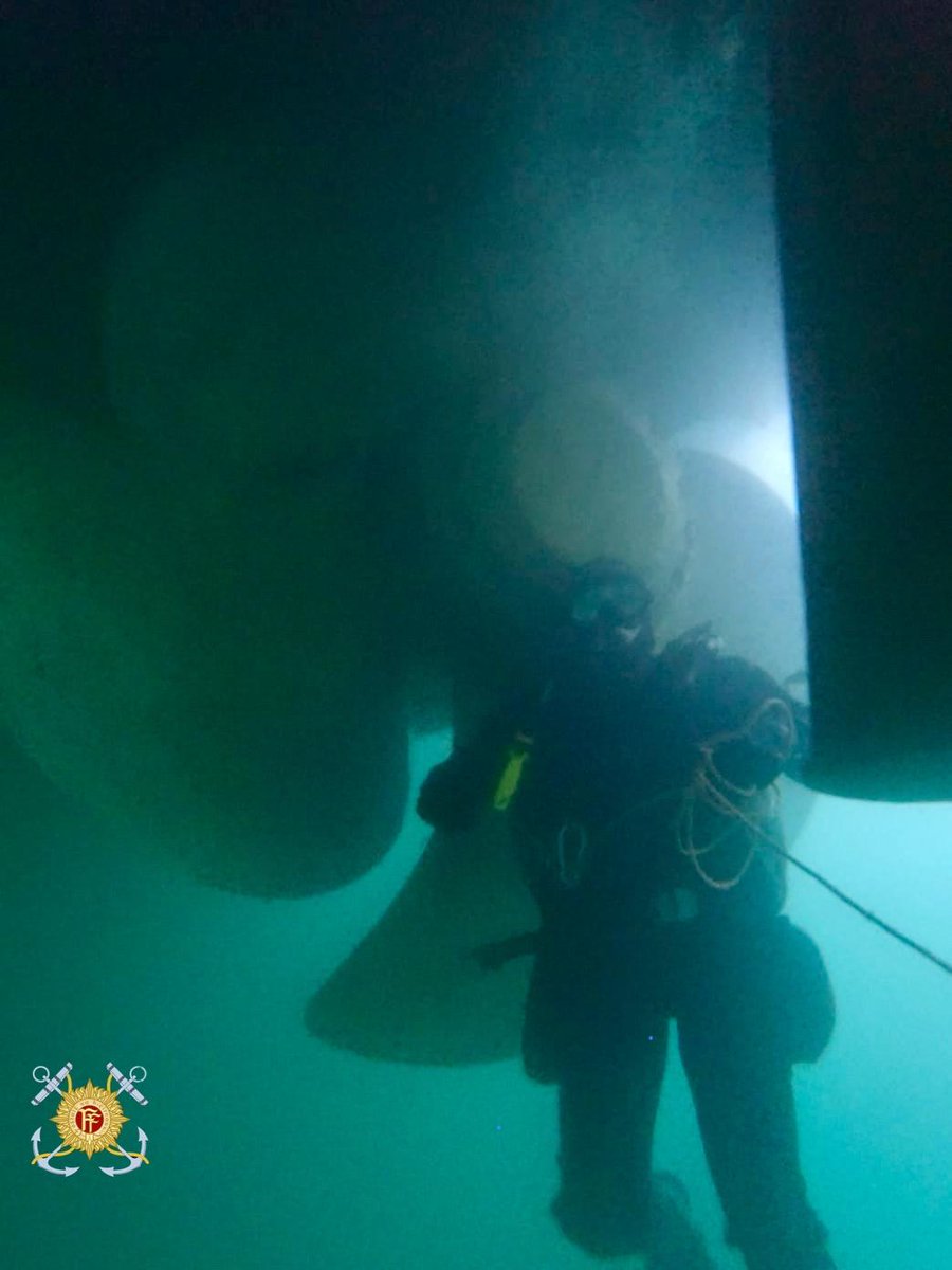 naval_service's tweet image. 🚢 Naval Dive Training at Sea!
The Navy Divers of P61 are conducting high‑intensity dive training during their MDSO patrol—focusing on buoyancy, emergency drills, seabed & hull searches.
The elite divers are used to Atlantic conditions-zero visibility, strong currents, 60meter