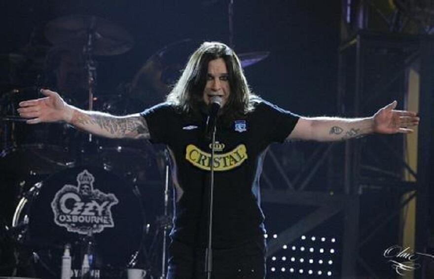 La leyenda alba de Ozzy: En medio de una profunda crisis futbolística del Cacique, el 4 de octubre de 2013 Black Sabbath tocó en el Estadio Monumental. Tras ello, #ColoColo mantuvo un invicto de casi SEIS MESES en casa por el Torneo de Primera División. ¿Coincidencia? ¡Jamás!