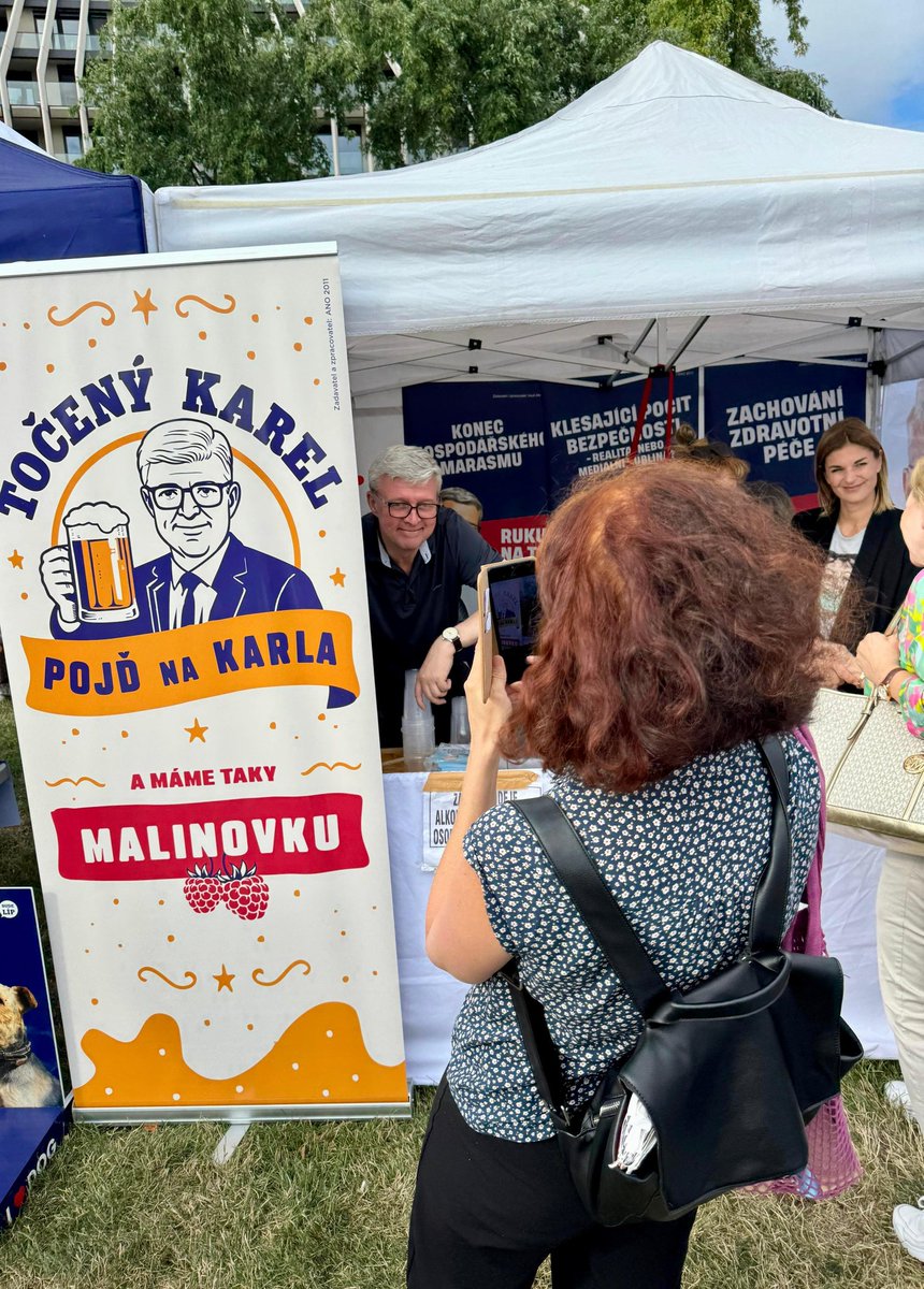 KarelHavlicek_'s tweet image. Navečer dejvický kulaťák, výčep s Točeným Karlem byl plný od začátku do konce. Vedle aktuálních témat jsme se starousedlíky zavzpomínali na Dejvice z přelomu 80. a 90. let, kdy jsem tam studoval na technice a randil. A na závěr dne špekáčky s Betynou. Hezký večer všem.