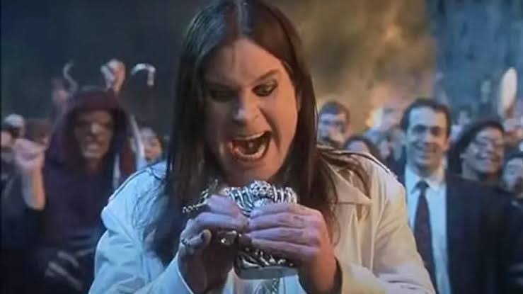 Ratita_Bebe's tweet image. Nunca olvidar el cameo de Ozzy Osbourne en “Little Nicky” ó “El Hijo del Diablo”, en el que no sólo le arranca la cabeza a un murciélago con un horrendo CGI (lo cual lo hace más risible) sino que además es un homenaje a si mismo y cómo siempre lo satanizaron. Una joy, jajaja.