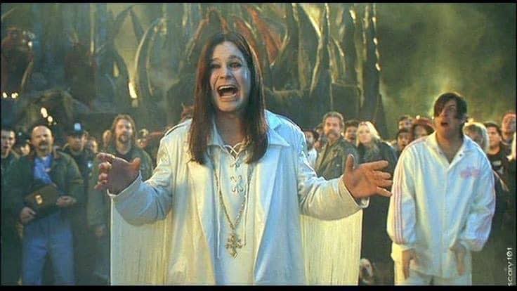Ratita_Bebe's tweet image. Nunca olvidar el cameo de Ozzy Osbourne en “Little Nicky” ó “El Hijo del Diablo”, en el que no sólo le arranca la cabeza a un murciélago con un horrendo CGI (lo cual lo hace más risible) sino que además es un homenaje a si mismo y cómo siempre lo satanizaron. Una joy, jajaja.