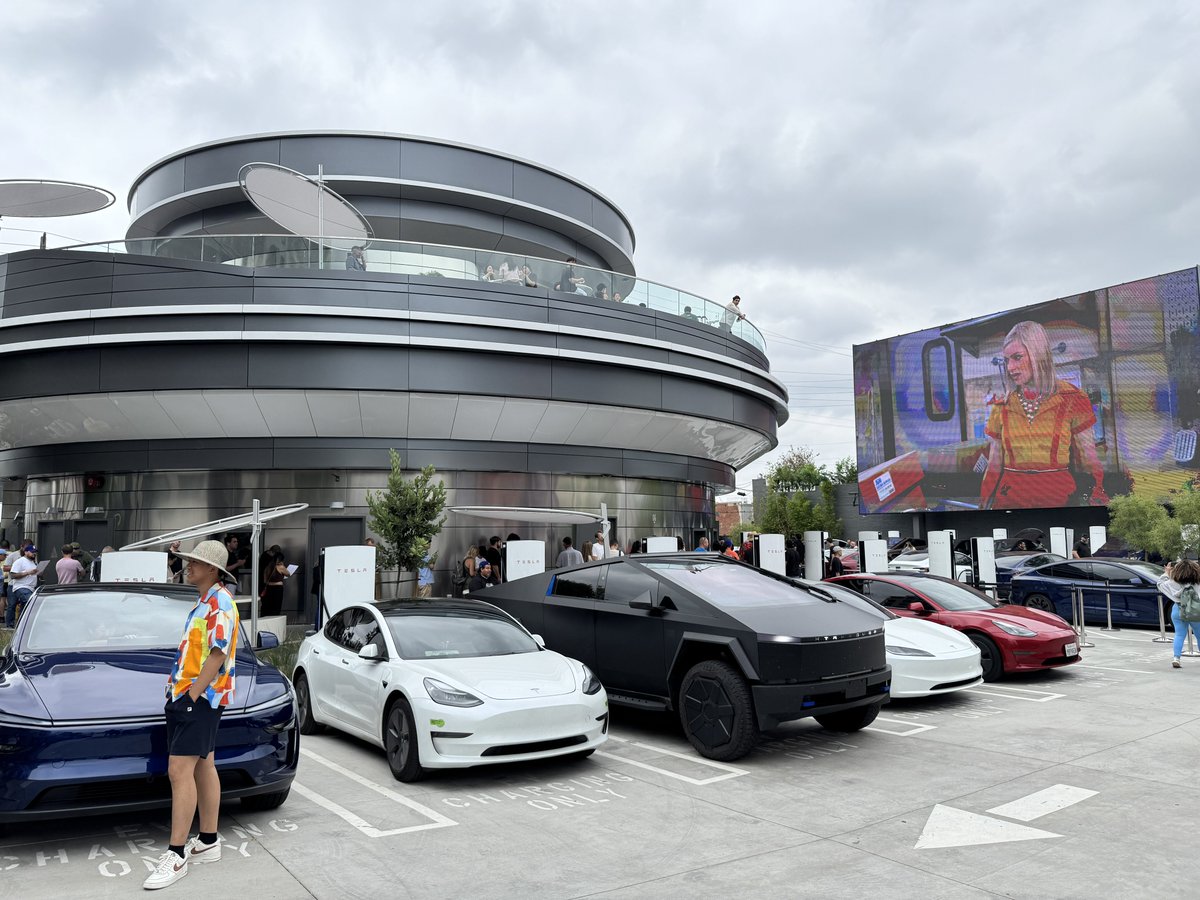 JEHazel75's tweet image. Great parking! The Tesla Diner was already at charging capacity by 11:30 am!
@chattybird0306