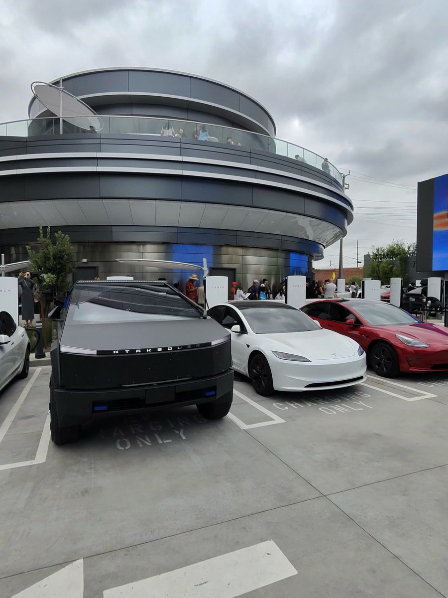 JEHazel75's tweet image. Great parking! The Tesla Diner was already at charging capacity by 11:30 am!
@chattybird0306