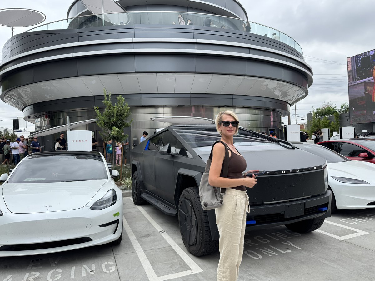 JEHazel75's tweet image. Great parking! The Tesla Diner was already at charging capacity by 11:30 am!
@chattybird0306