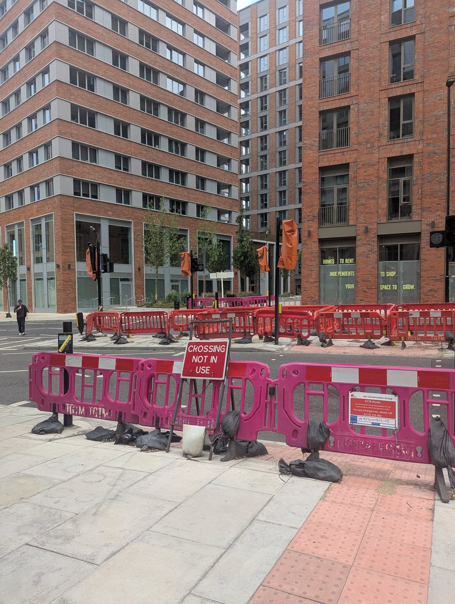 rocketnelly's tweet photo. Hi @PutneyFleur, recently a new crossing was installed on route to Wandsworth Town Station, however @TfL have not connected it up yet. There's not been an update since Nov 2024 😳. It's a main desire path route to the station. https://t.co/oG2g16FmD8