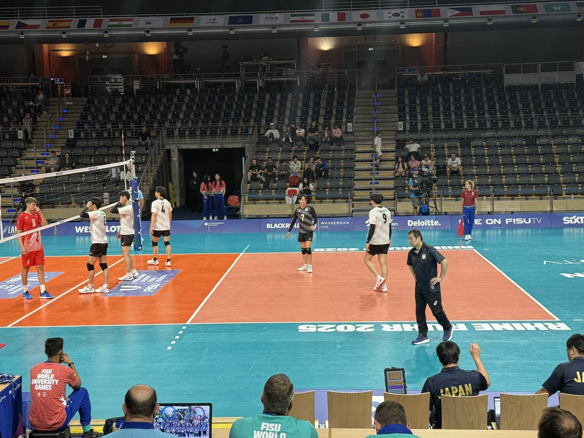 ogsvolley's tweet photo. FISUワールドユニバーシティゲームズ（2025/ライン・ルール）に来てます😊🇩🇪

男子準決勝
日本🇯🇵vs🇵🇱ポーランド

#日本代表バレー
#rhineruhr2025 https://t.co/YjGHDgU7Hq